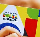 Pessoa segurando cart&atilde;o do Bolsa Fam&iacute;lia.