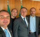 Bolsonaro e filhos. 