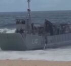 Navio da Marinha encalha na areia de praia no Rio de Janeiro e chama aten&ccedil;&atilde;o de banhistas