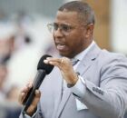 Pastor diz que viol&ecirc;ncia dom&eacute;stica n&atilde;o pode ser resolvida com ora&ccedil;&atilde;o e incentiva fi&eacute;is a denunciarem