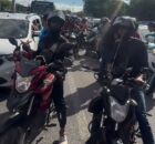 Motociclistas de app s&atilde;o coagidos a encerrar corridas para participar de protesto no Recife