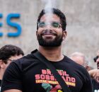 Jones Manoel posta foto fumando e faz promessa: "Vou parar assim que a elei&ccedil;&atilde;o acabar"