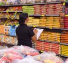 Agente do Dieese realizando levantamento de produtos em mercado.