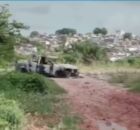 Carro carbonizado onde corpo de homem baleado foi achado.