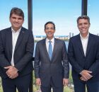 Na esquerda, o presidente da Amupe, Marcelo Gouveia, no centro o presidente do TCE-PE, Carlos Neves e na esquerda vice-presidente da AMUPE e prefeito de Alian&ccedil;a, Pedro Freitas.