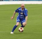 Frei Gilson jogando futebol.