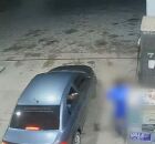 Momento em que ocupante de carro atira em frentista em posto de combust&iacute;veis.