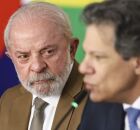 Lula olhando para o ex-ministro da Fazenda, Fernando Haddad.