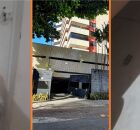 Porta do apartamento alvejada com tiros disparados por ex-companheiro da moradora.