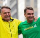 Jair Bolsonaro e Fl&aacute;vio Bolsonaro.
