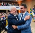 Lula e Fl&aacute;vio Bolsonaro abra&ccedil;ados.