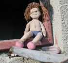 Boneca de menina em janela.