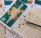 Cartelas da Mega-Sena marcadas para sorteio.