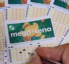 Pessoa marcando cartelas da Mega-Sena.
