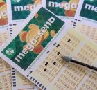 Cartelas da Mega-Sena marcadas.