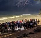 Populares na praia de Boa Viagem durante resgate das tr&ecirc;s irm&atilde;s ap&oacute;s afogamento.