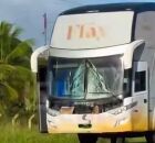&Ocirc;nibus da equipe da cantora Flay ap&oacute;s colis&atilde;o com motociclista em Pernambuco.