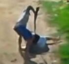 Momento em que home agride mulher &agrave; coronhadas com espingarda.