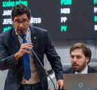 Deputado Rodrigo Farias pega microfone para assumir a presid&ecirc;ncia de Sess&atilde;o