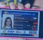 Pessoa segurando celular com documento digital da Carteira Estudantil da RMR.