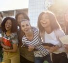 Programa P&eacute;-de-Meia oferece incentivo financeiro para estudantes do ensino m&eacute;dio p&uacute;blico inscritos no Cad&Uacute;nico.