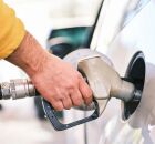 Frentista colocando combust&iacute;vel em carro de cliente.