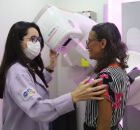 Mulher em atendimento.