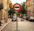 Desconhecida por muitos, esta placa imp&otilde;e parada obrigat&oacute;ria em &aacute;reas de controle; ignorar a placa pode gerar multa e risco real. 