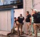 Agentes da Pol&iacute;cia Civil em opera&ccedil;&atilde;o contra quadrilha no Grande Recife.