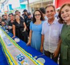 Prefeito Carlos Santana corta bolo comemorativo.