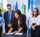 Prefeita Mirella Almeida assinando termo de servi&ccedil;o