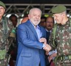 Presidente Lula ao lado de militares.
