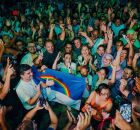 Governadora Raquel Lyra no Sert&atilde;o do Paje&uacute; ap&oacute;s realizar entregas.