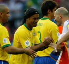 Ronaldinho Ga&uacute;cho e Zinedine Zidane na Copa do Mundo de 2006.