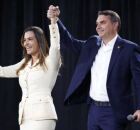 Senador Fl&aacute;vio Bolsonaro e a deputada federal Roberta Roma.