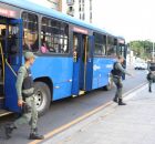 Policiais militares descendo de &ocirc;nibus do Grande Recife.
