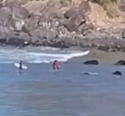 Momento em que bombeiros tentam resgatar v&iacute;timas de afogamento em praia de Fernando de Noronha.