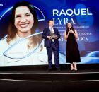 Governadora Raquel Lyra recebe pr&ecirc;mio das m&atilde;os de Gilberto Kassam, em Bras&iacute;lia