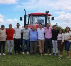 Em Itapissuma, Jr de Irm&atilde; T&ecirc;ca e Clodoaldo Magalh&atilde;es anunciam chegada de novo trator agr&iacute;cola 