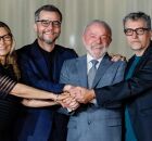 A primeira-dama Janja e o presidente Lula recebem o ator Wagner Moura e o cineasta Kleber Mendon&ccedil;a Filho. 