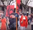 Vestidos de preto e mascarados, grupo LGBT+ realiza prociss&atilde;o com encena&ccedil;&atilde;o da crucifica&ccedil;&atilde;o de Jesus