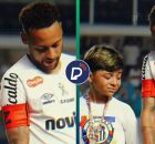 Em a&ccedil;&atilde;o do Dia Mundial do Autismo, Neymar acolhe mascotinho que estava chorando: "Pode me abra&ccedil;ar"