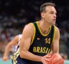 Oscar Schmidt, lenda do esporte brasileiro, &eacute; cremado com camisa da Sele&ccedil;&atilde;o de Basquete