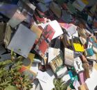 Prefeitura joga centenas de livros de biblioteca p&uacute;blica no lixo
