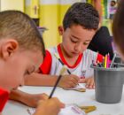 Crian&ccedil;as em escola de Garanhuns.
