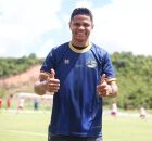 Douglas Santos em visita ao CT do N&aacute;utico.