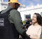 Governadora Raquel Lyra ao lado de policial militar.