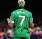 Joelinton com a camisa do Newcastle contra o Crystal Palace.