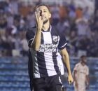 Jogador do Cear&aacute; comemorando gol.