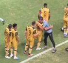 Jogadores do Sport cumprimentam Roger Silva